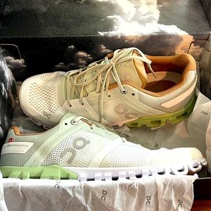 On Cloudflow Running shoes size 8 - like new Aloe/White